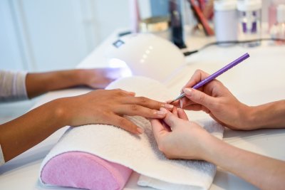 Droom jij ook van een werkplek vanuit huis met flexibele werktijden? Dit is hoe je als freelance nagelstyliste aan de slag kunt!